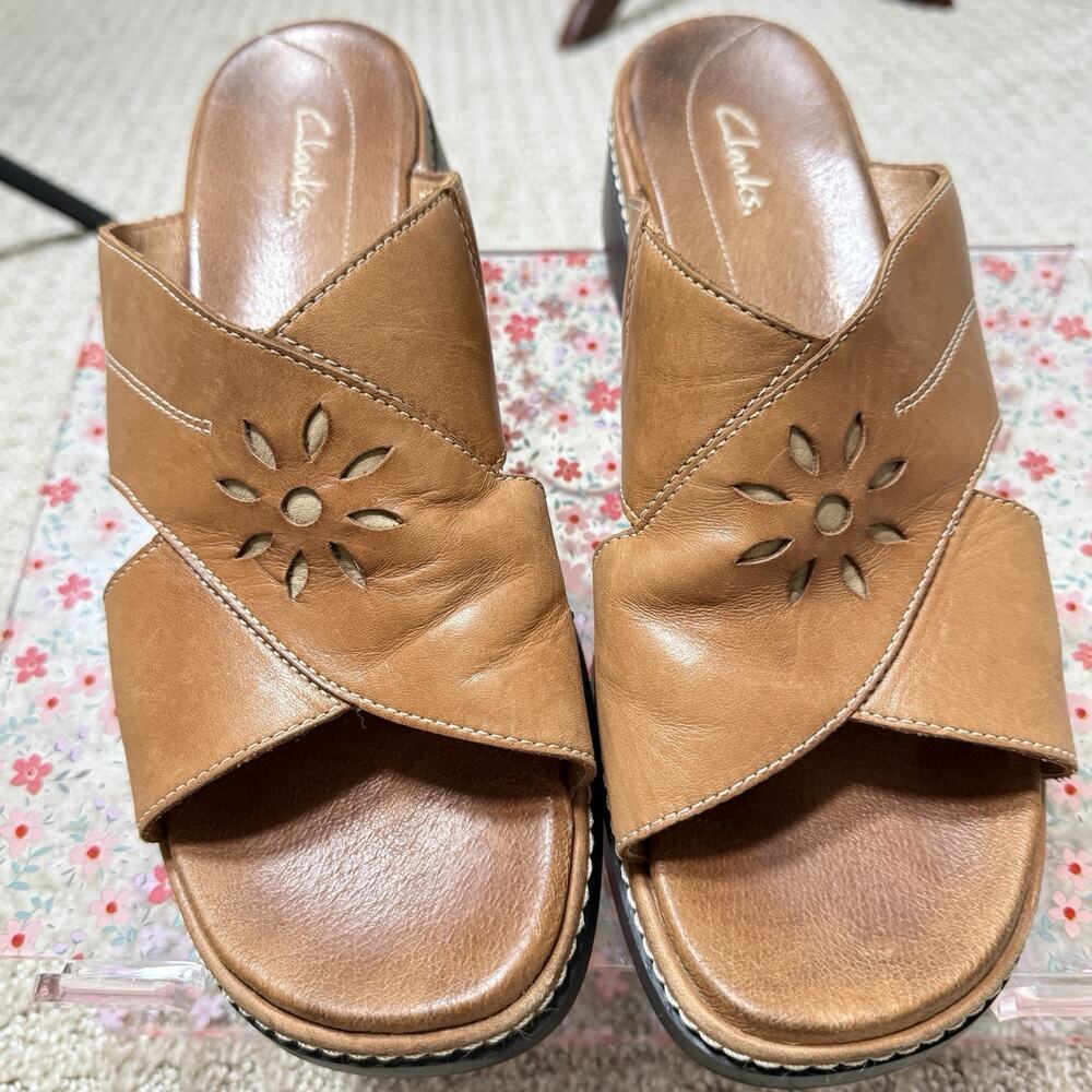 Clark Ladies Size 10 Leather Flower Sandals Slip on Small Heel Summer